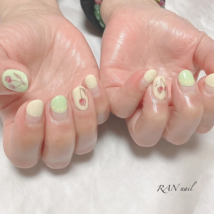 ②たまごみたいなフォルム♪丸フレンチ×チューリップネイル