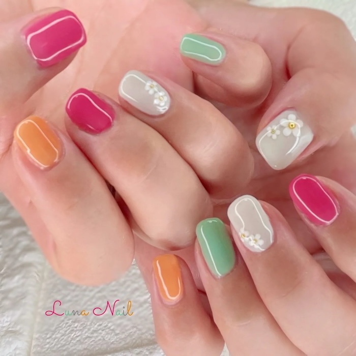 ④さりげなく咲かせて☆カラフルフラワーネイル