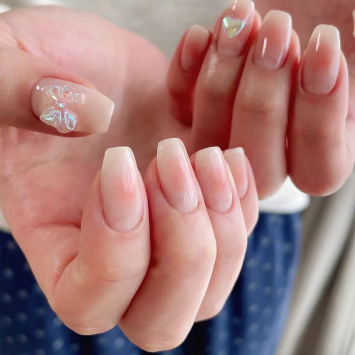 ③ほわっとした見た目が魅力♡オーロラリボン×チークネイル