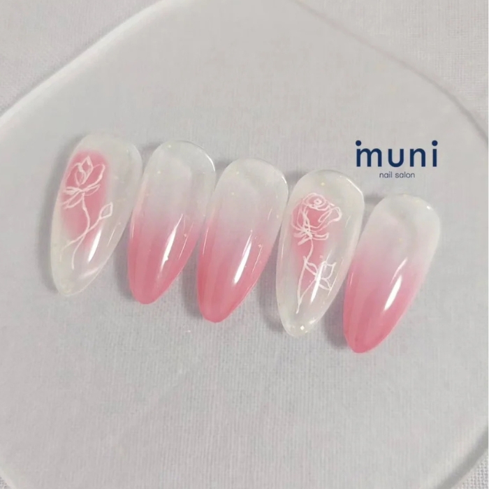 ①ホワイトでさりげなく♡ラインフラワー×グラデーションネイル