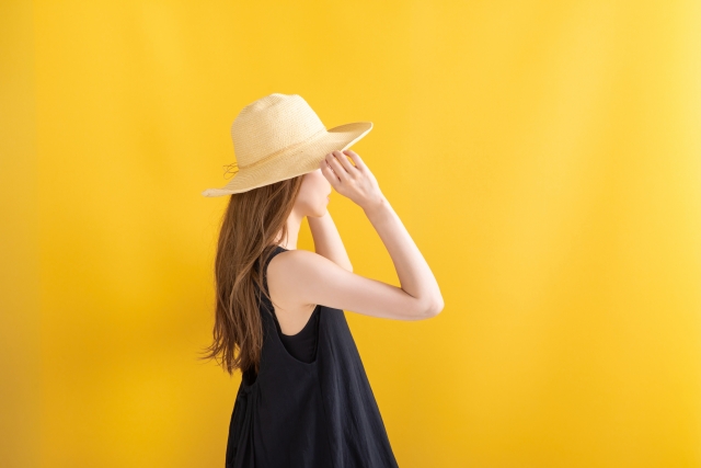 海ネイルに合わせるなら何を着る？服とサンダルで夏気分を広げる♪