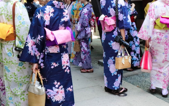花火ネイルの日は、服や小物をどう合わせる？