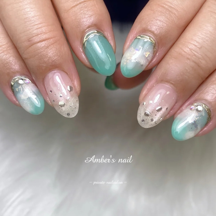 ⑧奥行きと艶が美しい♡エメラルドグリーン×ニュアンスネイル