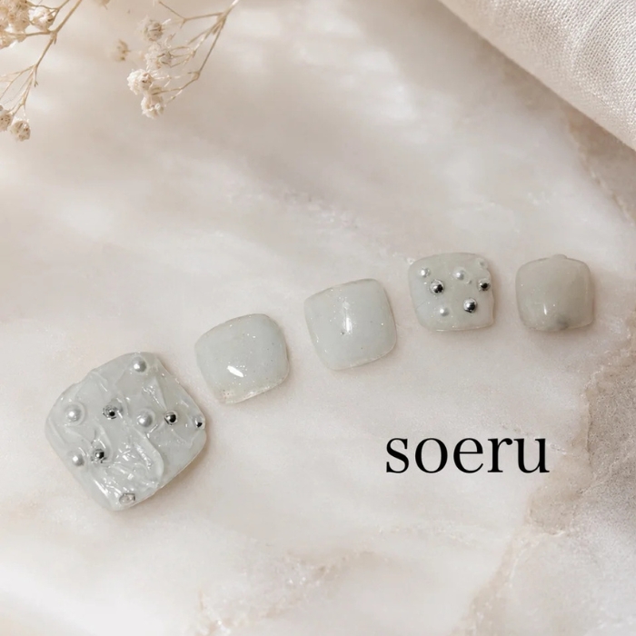 ①上品にきらめく♡ダスティホワイト×ニュアンスフットネイル