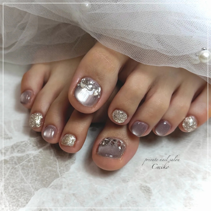 ⑭足元からいい女♡グレージュ×ビジューフットネイル