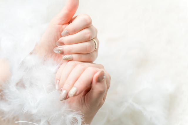 衣替え前の装いでも、ネイルが秋へ向かう気分をつないでくれる◎