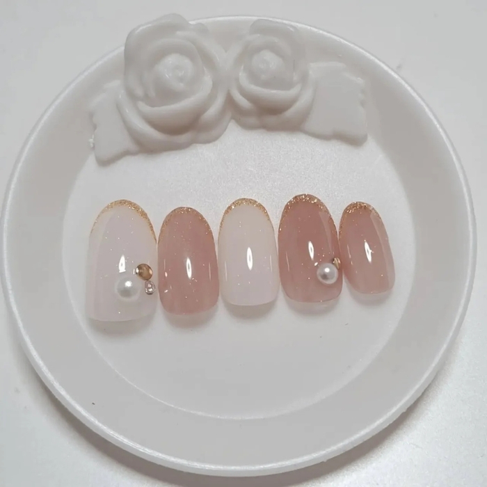 ④大人上品に楽しむ♪ゴールドラメ×スキニーフレンチネイル