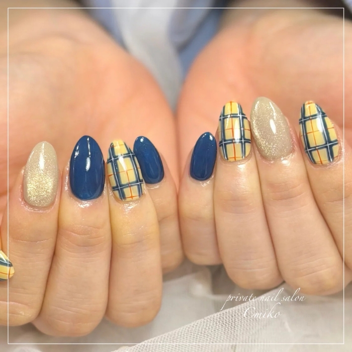 ⑩大人可愛い色使い♪イエロー×ネイビーのチェックネイル