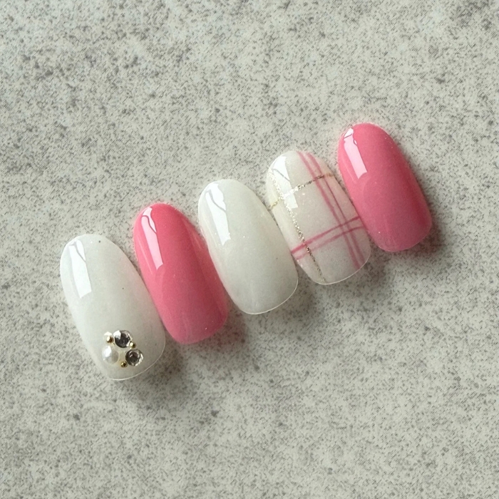 ④上品可愛い指先♡やわらかピンク×チェックネイル