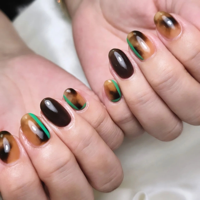 ⑮アクセントカラーが際立つ☆ラインアート×べっ甲ネイル
