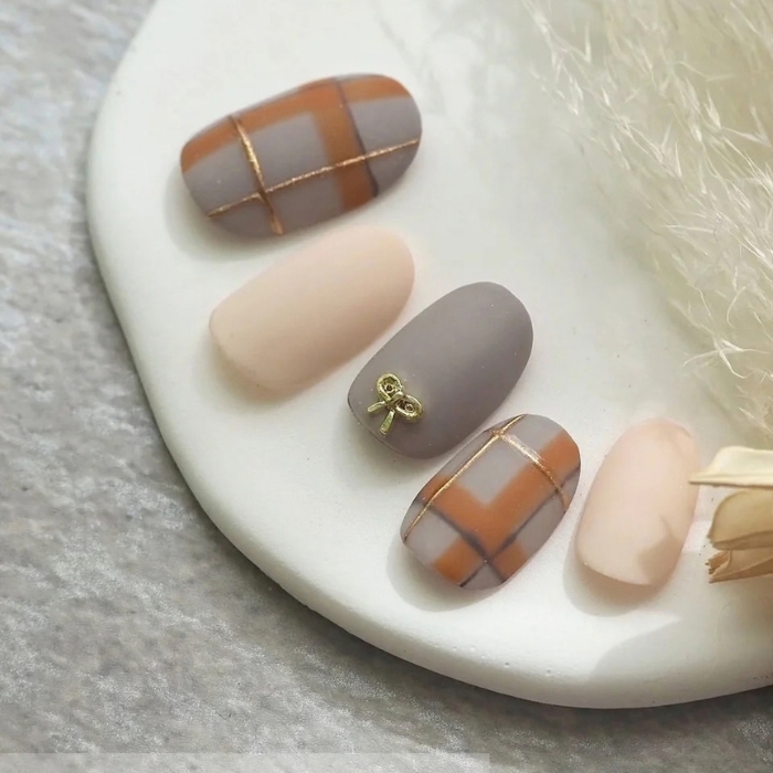 ⑮心もほっこり温まる◎マット×レトロチェックネイル